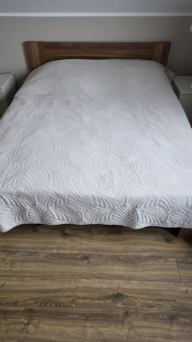 Sypialnia - szafa, komoda, łóżko, stoliczki nocne