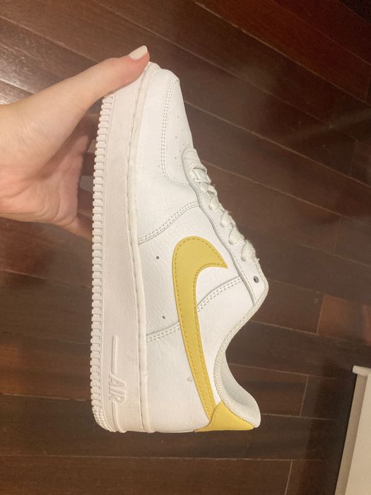 Sapatilhas air force 1 logo amarelo