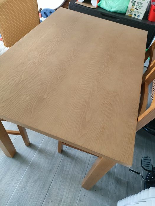 Mesa de jantar em madeira com 4 cadeiras