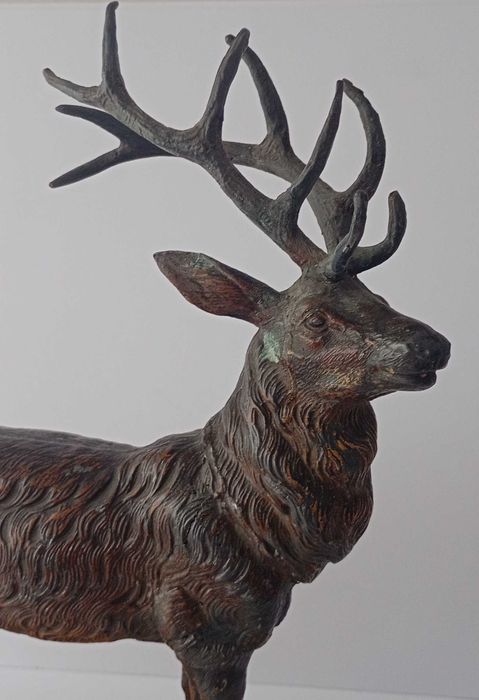 Figura jelenia na podstawie marmurowej