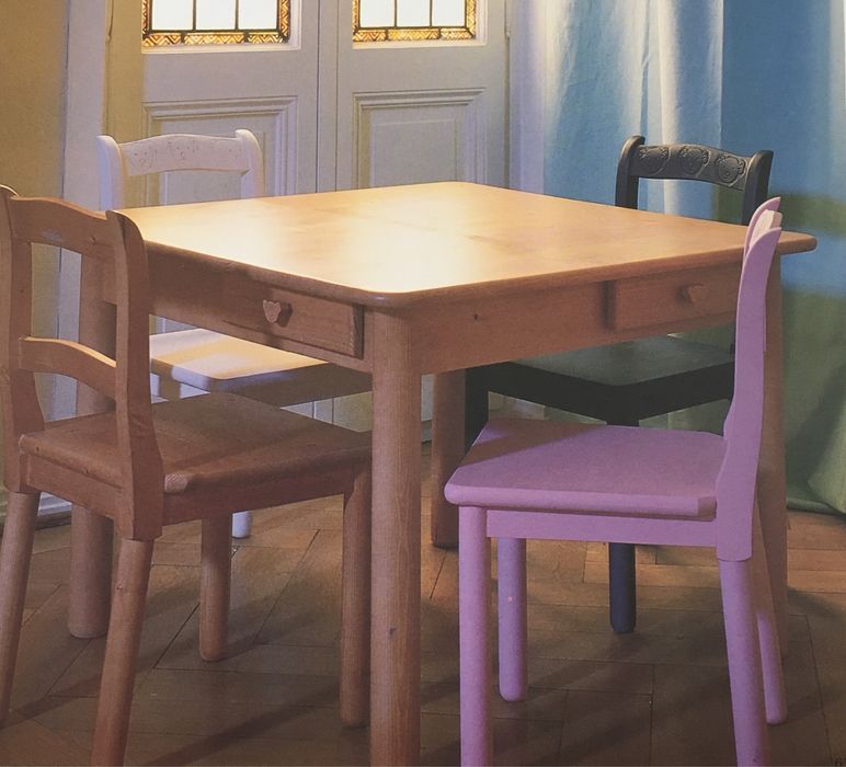 Mesa e cadeiras de criança