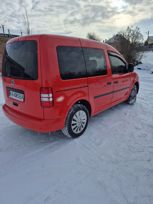Volkswagen Caddy (2013рік-1,6 дизель+комплект гуми-літо на дисках)
