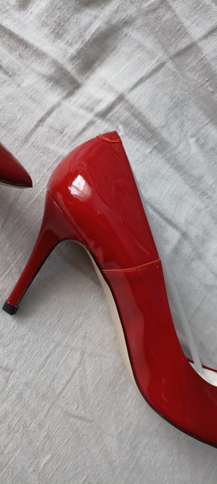 Nowe Czerwone lakierowane szpilki Gino Rossi 41