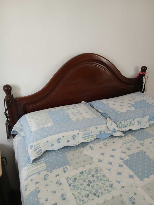 Quarto completo: cama, mesas de cabeceira e cómoda