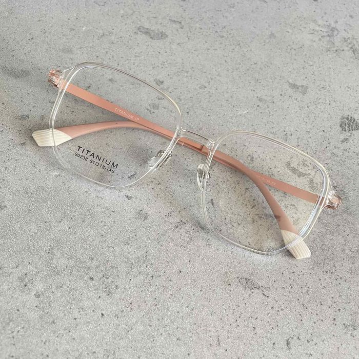 Oprawki okularowe do wymiany na szkła korekcyjne.