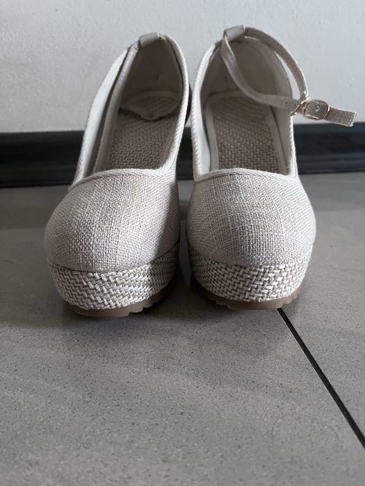 Buty na koturnie biale