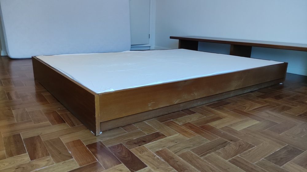 Cama de casal de baixo perfil