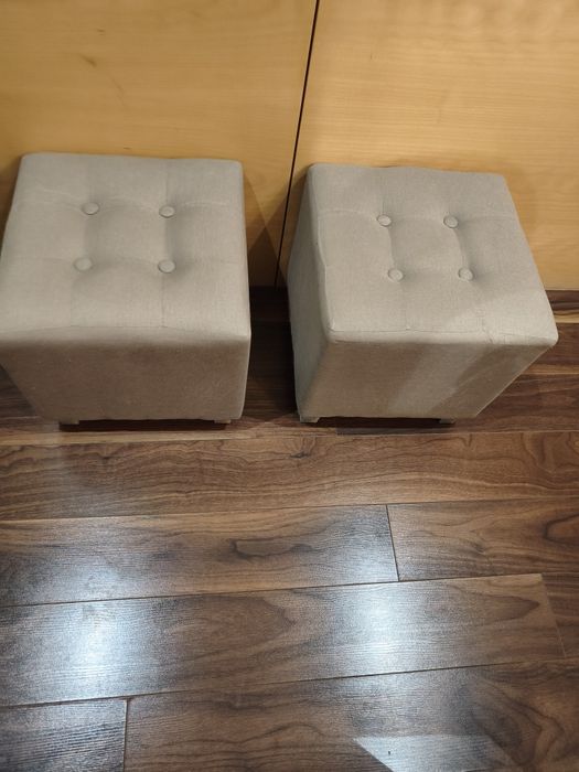 Conjunto lindíssimo composto por dois pufs em tons neutros