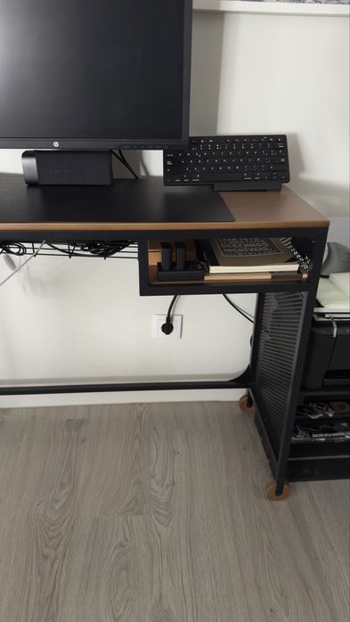 Secretária ikea madeira e metal(IKEA)