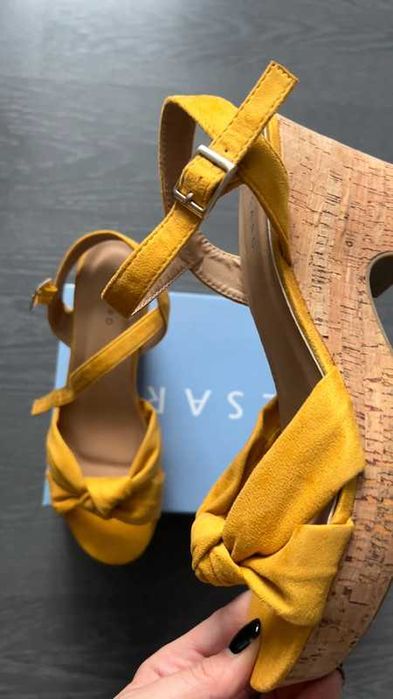 Buty na koturnie żółte, korek