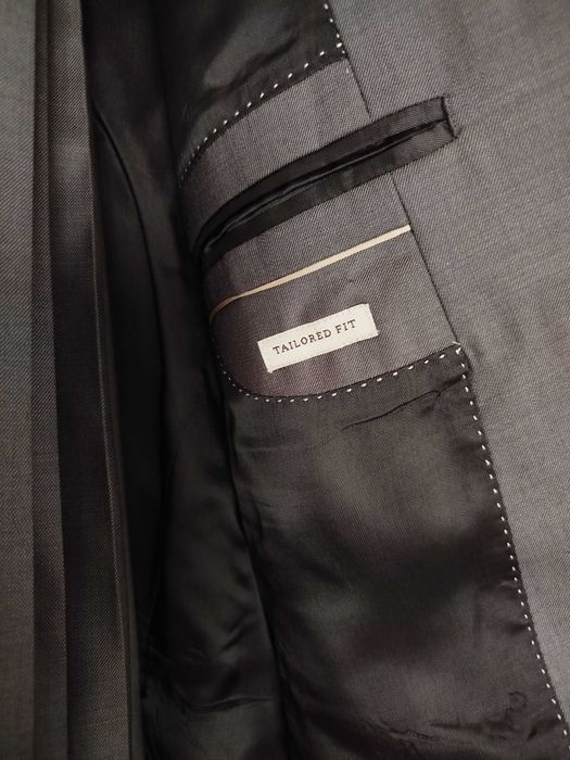 Vendo fato completo de homem (casaco e calças), num tom cinzento-médio muito elegante!