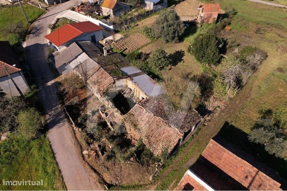 Moradia T2 para recuperar em Santo Ibério, Pombal, Leiria com terreno