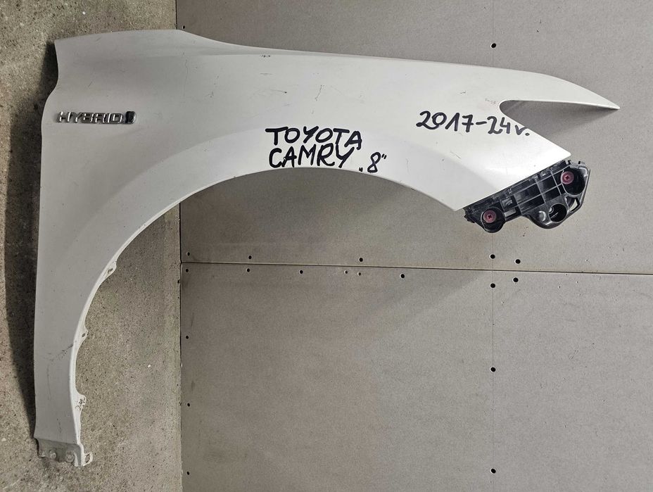 Toyota Camry 8 błotnik przód przedni prawy 17-24r.