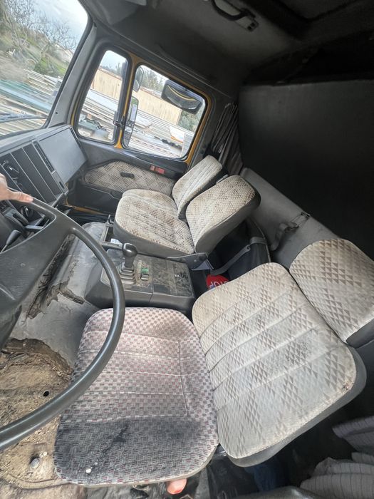 Camião grua e porta máquinas