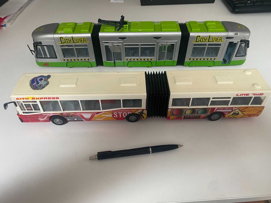 Zabawki autobus i tramwaj