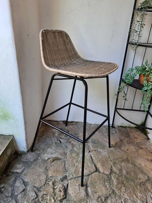 Banco alto de rattan