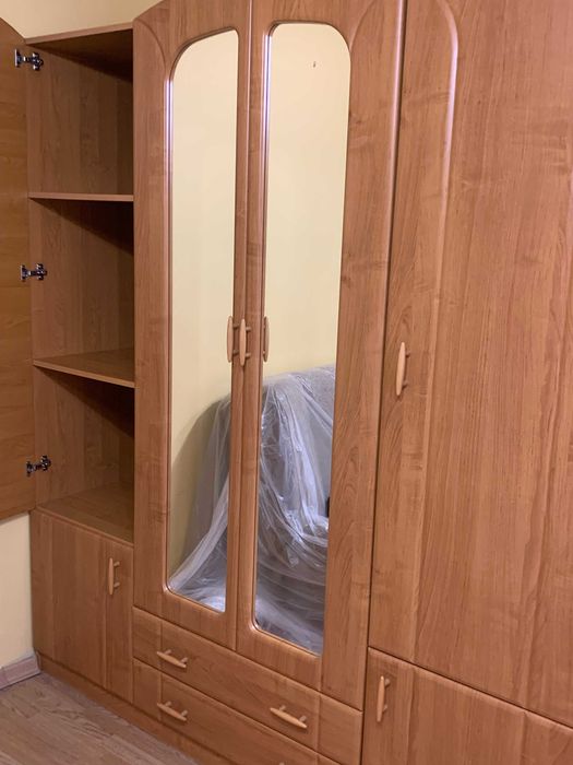 Duża, pojemna meblościanka, szafa z lustrem, witryna – idealna do salonu