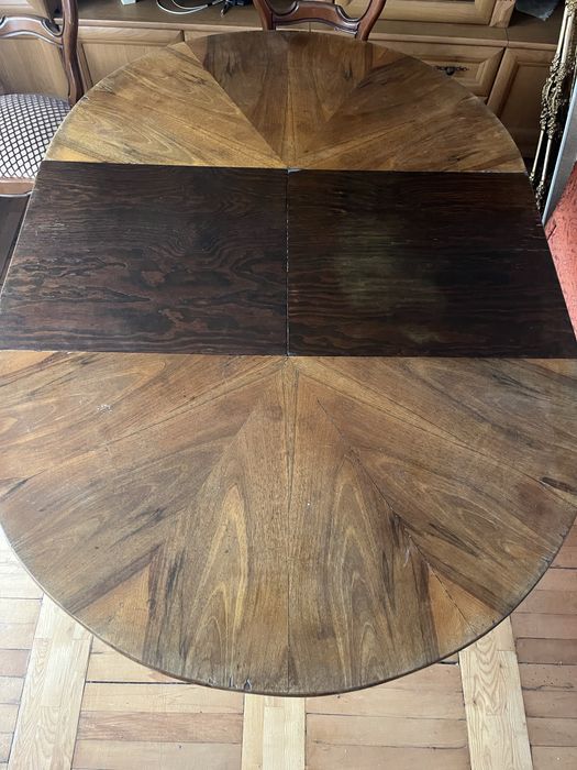 Stół okragły gesie nogi.