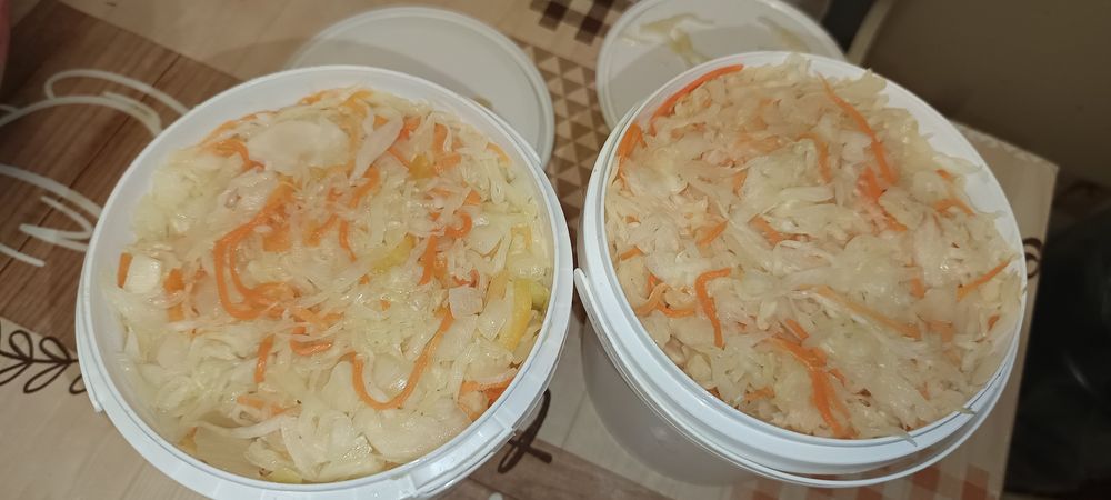 Домашня квашена капуста та салат.