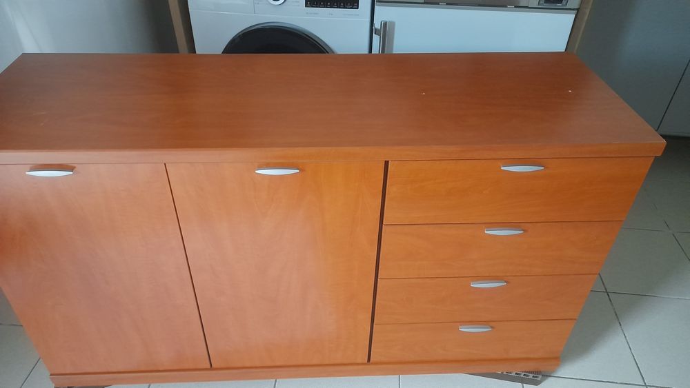 Armário  com  2 portas e 4 gavetas