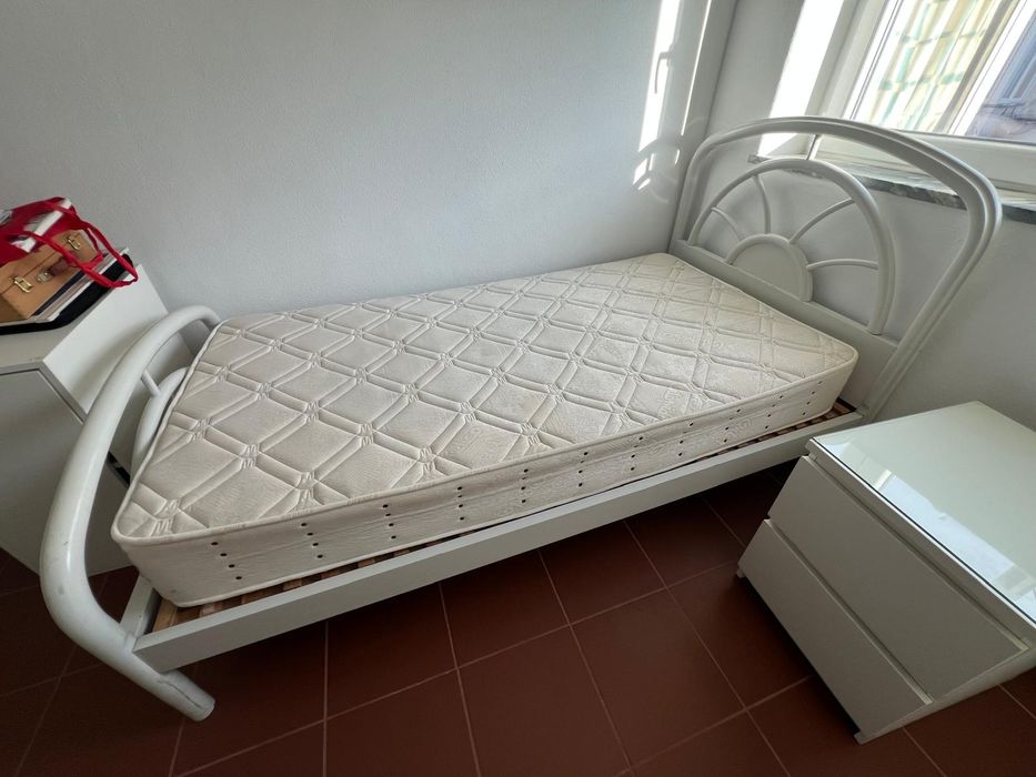 Cama de madeira branca com colchão e estrado