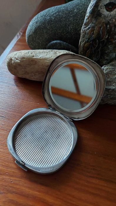 Wiekowa srebrna puderniczka