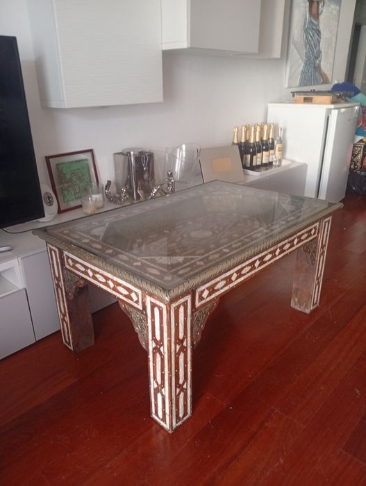 Mesa, móvel e bancos de sala marroquinos