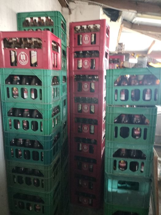 Transportery z butelkami po piwie