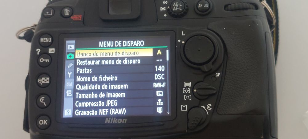 Nikon D 3000 com duas baterias originals