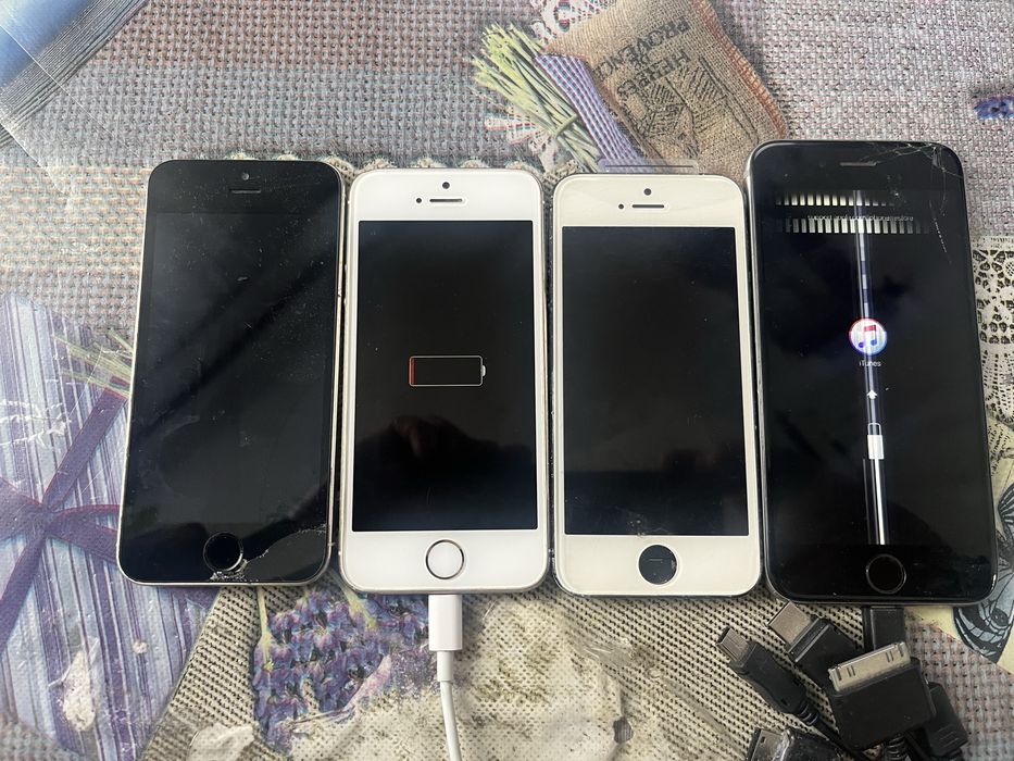 IPhone одним лотом, плюс запчастини