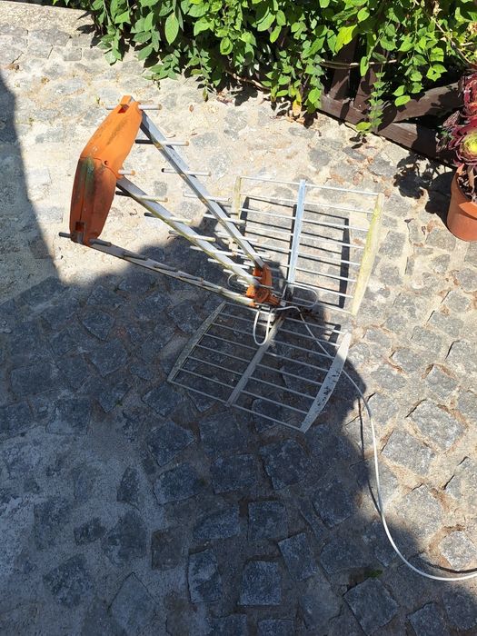 Vendo prato satélite e antena TV ambos a funcionar