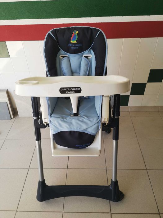 Cadeira de refeição da Pierre Cardin.