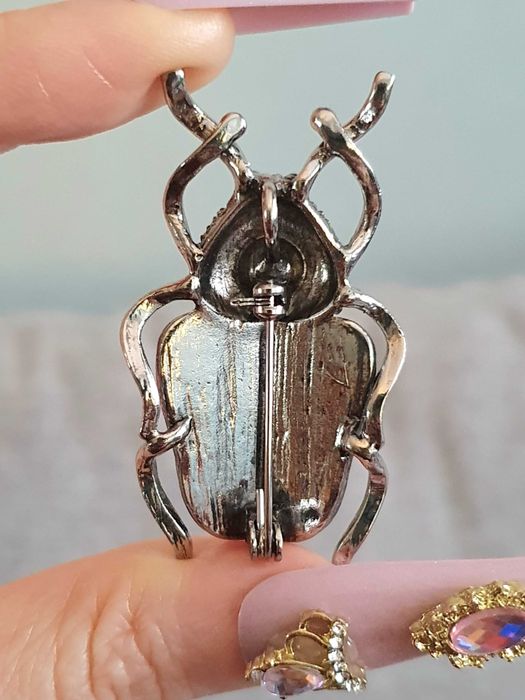 Broche / pregadeira / ou pendente escaravelho insecto, com concha