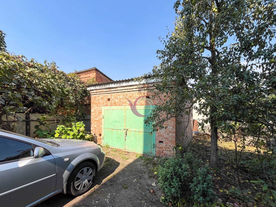 Продається окремостоячий будинок  з садом та гаражем на території.