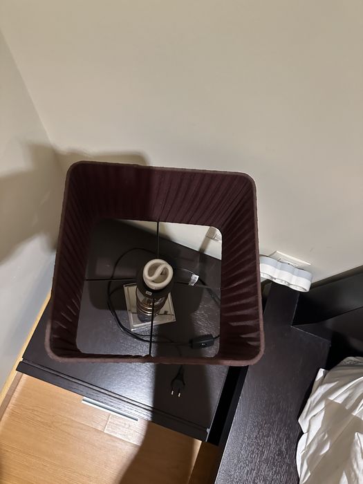 Candeeiro castanho de mesinha de cabeceira ou aparador