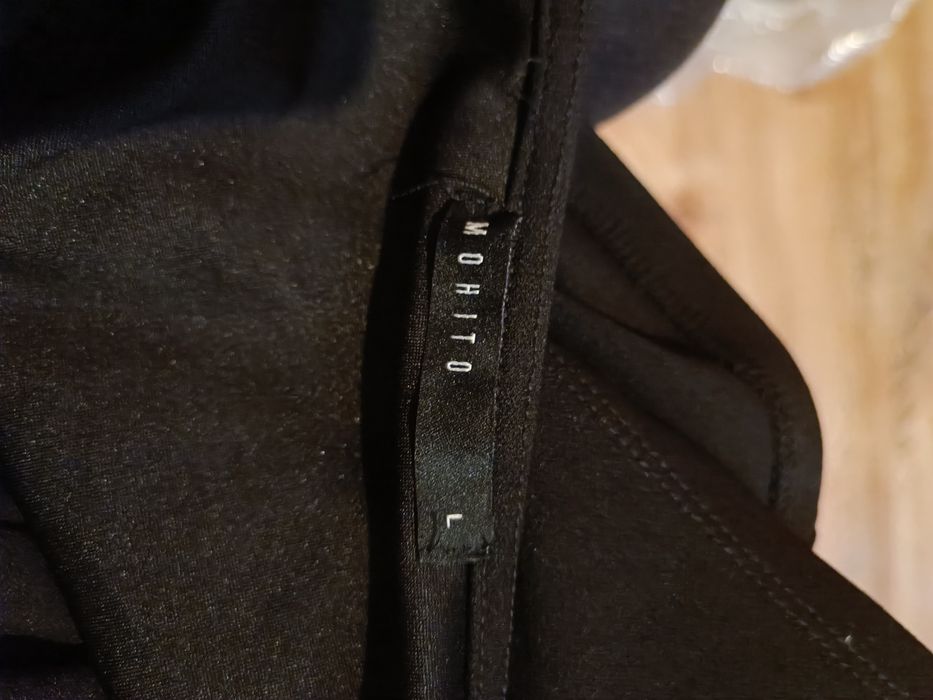 Krótki top z ozdobnymi detalami