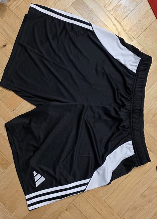 Nowy komplet strojów piłkarskich firmy  Adidas