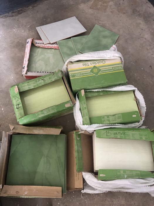 Залишок плитки облицювальної настінної і  для підлоги.