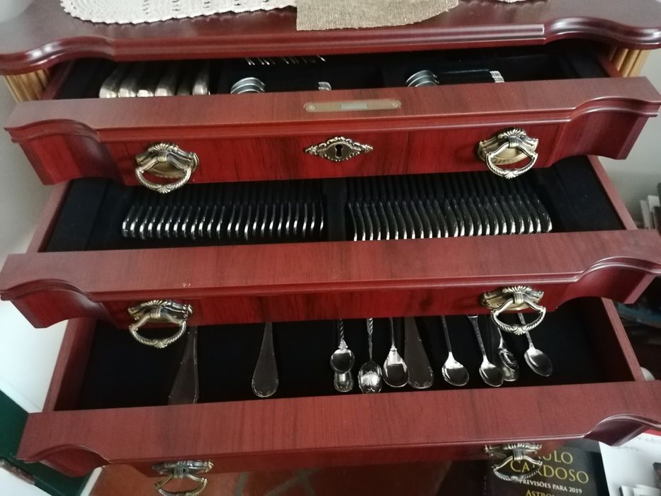 Faqueiro em prata com armário incluído64750737827330123