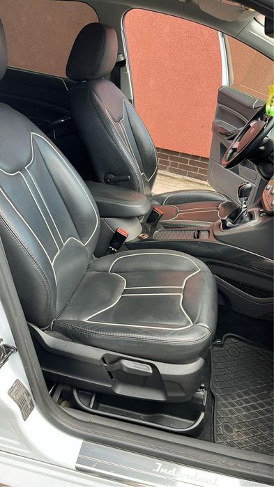 Ford Kuga biały