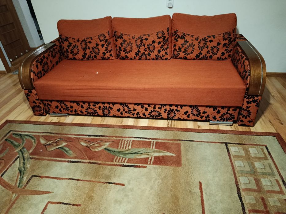Sofa rozkładana z poduszkami