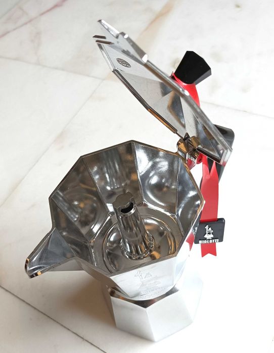 Cafeteira Moka Express Bialetti 6 chávenas, nova