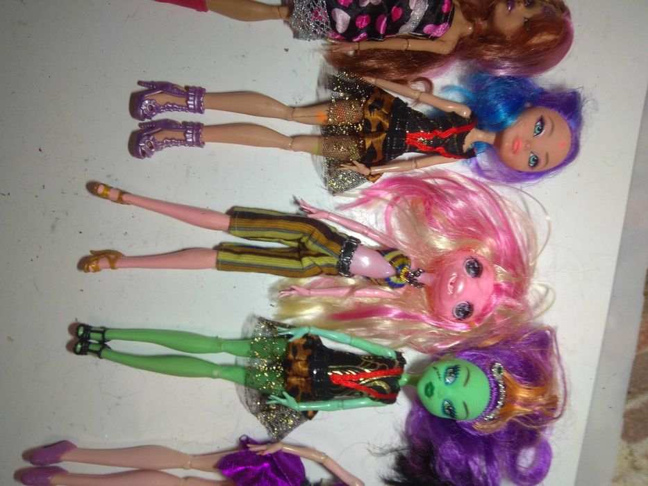 Колекція різних Ляльок Монстер хай