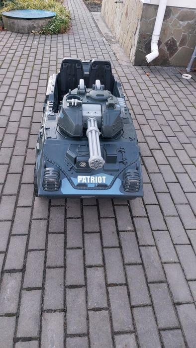 Дитячий електромобіль