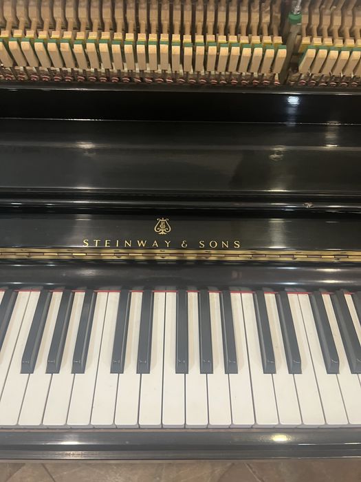 Piano vertical steinway modelo K
