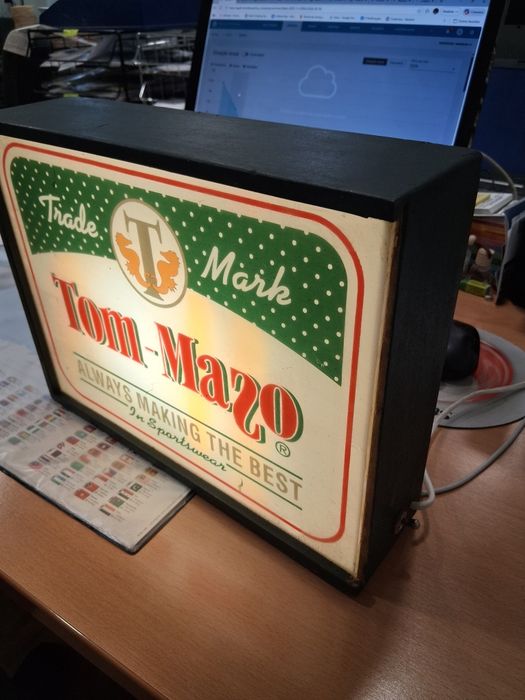 Par de caixas de publicidade Tom Mazo com luz.