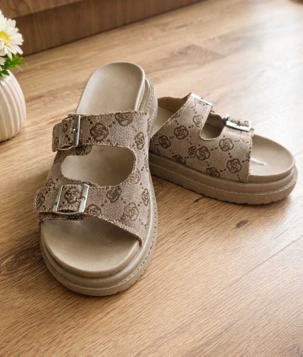 Beżowe klapki na platformie z klamrami – wygodne i stylowe