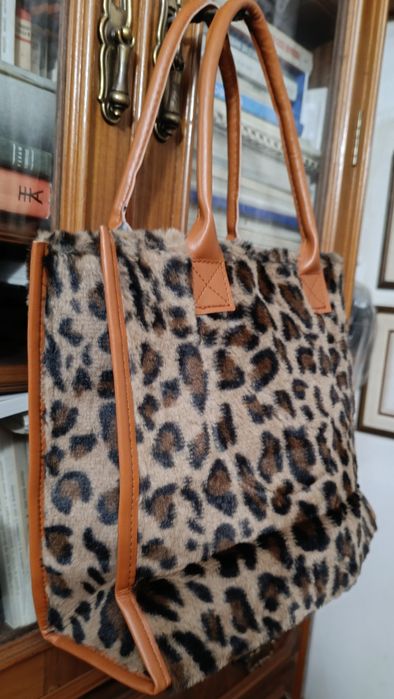 Mala tigre, com alças, tecido aveludado