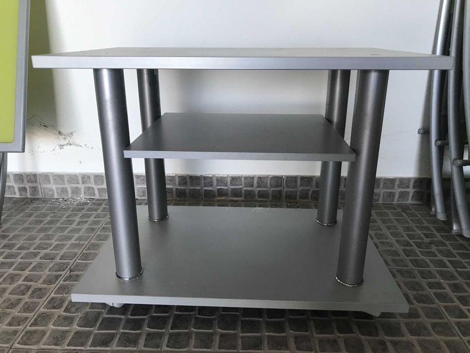 mesa metálica para TV, com prateleiras