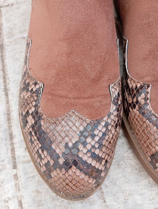 Botas rasas castanhas com padrão